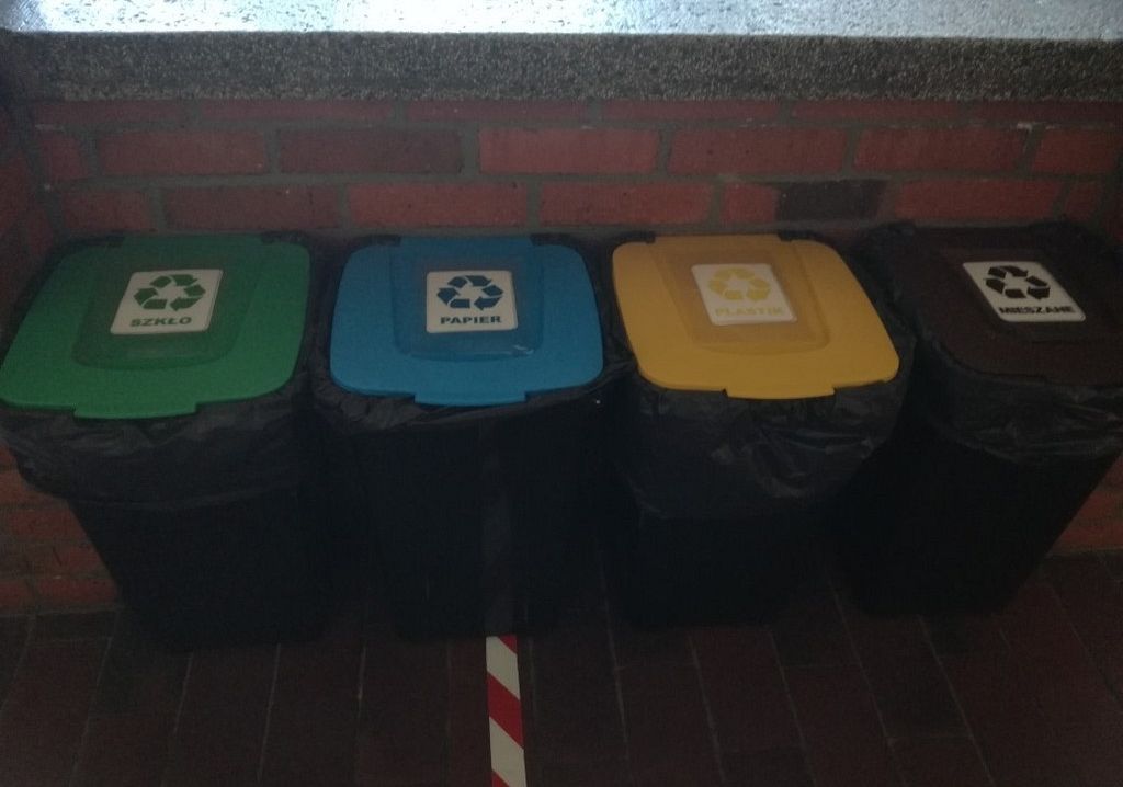 Grafika 1: Jesteśmy świadomymi ekologami – segregujemy odpady