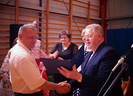 Grafika 2: Uroczyste zakończenie roku szkolnego