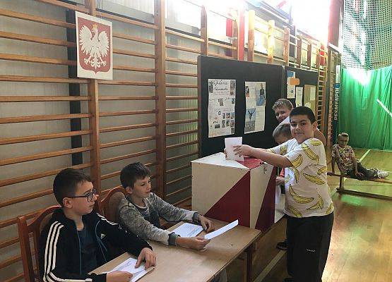 Grafika 13: Wybory do prezydium Rady Samorządu Uczniowskiego - fotoreportaż