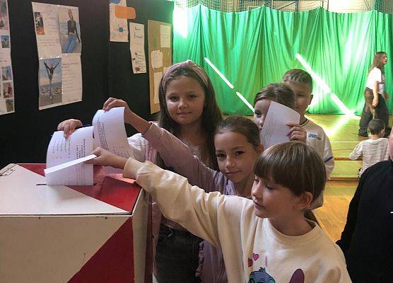 Grafika 8: Wybory do prezydium Rady Samorządu Uczniowskiego - fotoreportaż