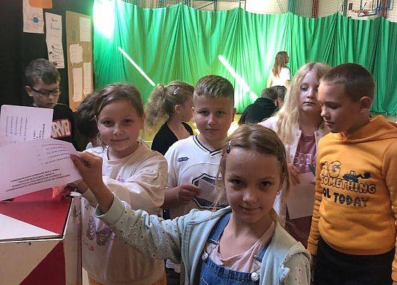 Grafika 7: Wybory do prezydium Rady Samorządu Uczniowskiego - fotoreportaż