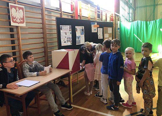 Grafika 11: Wybory do prezydium Rady Samorządu Uczniowskiego - fotoreportaż