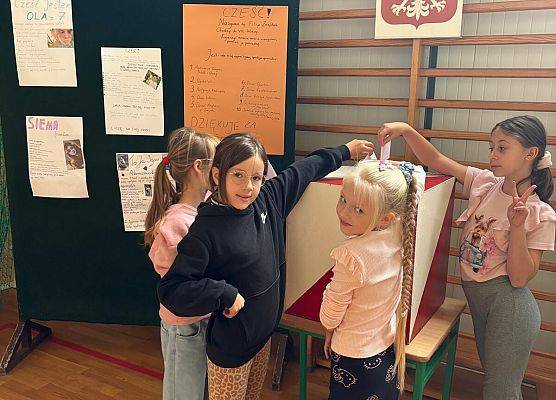 Grafika 5: Wybory do prezydium Rady Samorządu Uczniowskiego - fotoreportaż