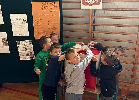 Grafika 10: Wybory do prezydium Rady Samorządu Uczniowskiego - fotoreportaż