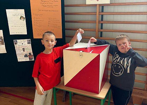 Grafika 7: Wybory do prezydium Rady Samorządu Uczniowskiego - fotoreportaż