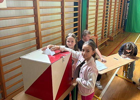 Grafika 3: Wybory do prezydium Rady Samorządu Uczniowskiego - fotoreportaż