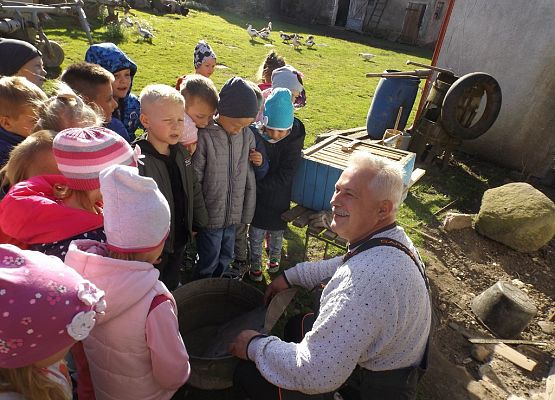 Grafika 2: Przedszkolaki w gospodarstwie rolnym