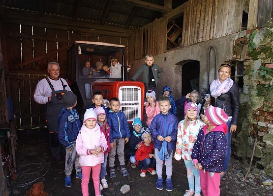 Grafika 1: Przedszkolaki w gospodarstwie rolnym