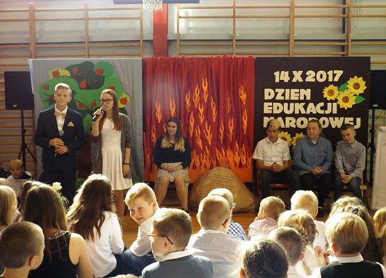 Grafika 1: Dzień Edukacji Narodowej