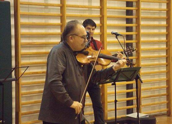 Grafika 1: Na patriotyczną nutę