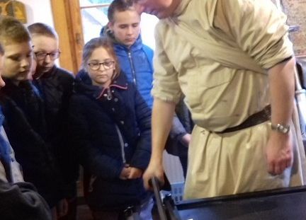 Grafika 8: Na warsztatach introligatorskich u benedyktynów