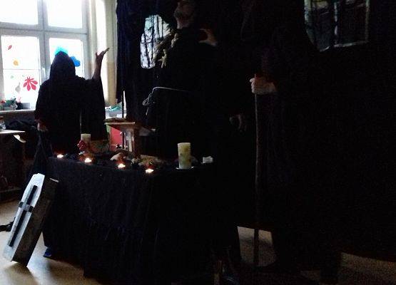 Grafika 2: Ciemno wszędzie, głucho wszędzie, co to będzie …