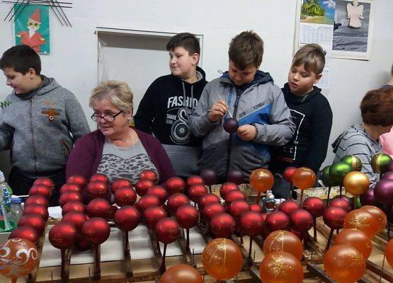 Grafika 2: W fabryce bombek