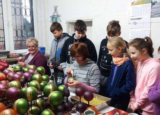 Grafika 4: W fabryce bombek