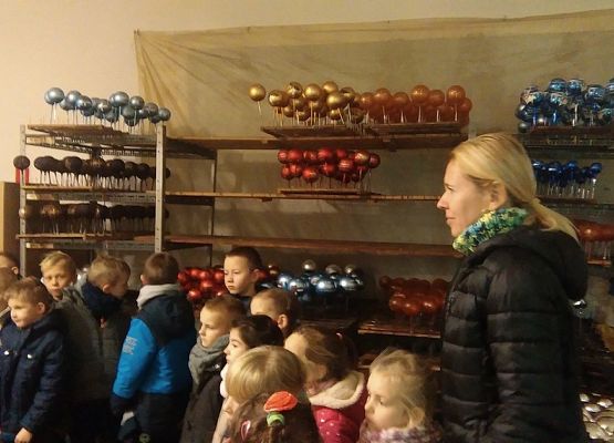 Grafika 8: W fabryce bombek