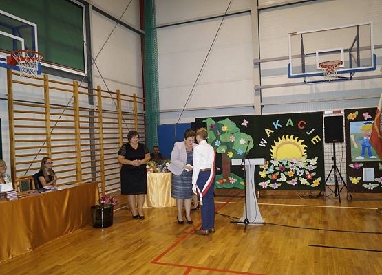 Grafika 4: Uroczyste zakończenie roku szkolnego