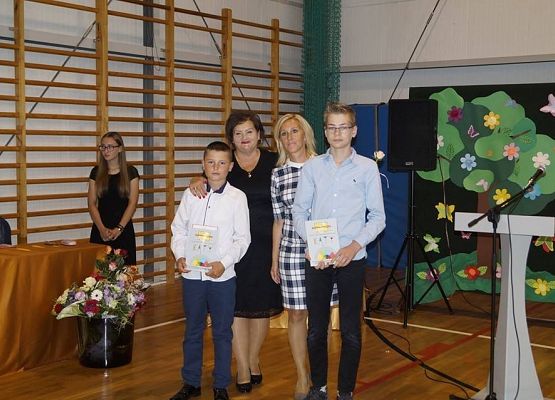 Grafika 8: Uroczyste zakończenie roku szkolnego