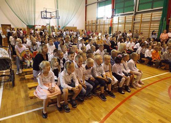 Grafika 1: Dzień dobry, szkoło!