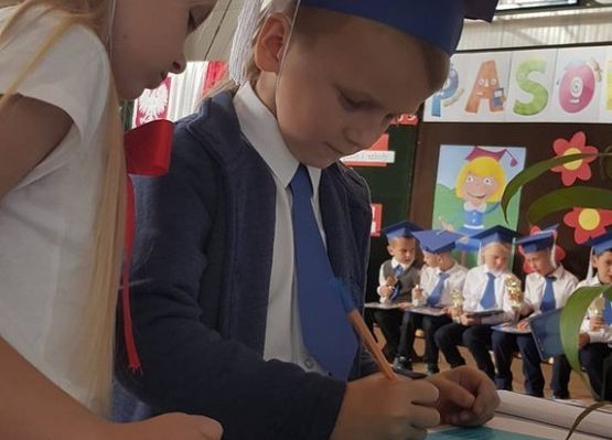 Grafika 12: Pierwszaki złożyły ślubowanie na sztandar szkoły