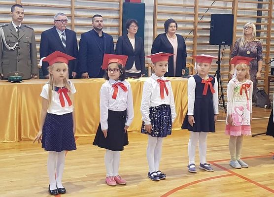 Grafika 3: Pierwszaki złożyły ślubowanie na sztandar szkoły