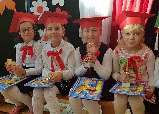 Grafika 4: Pierwszaki złożyły ślubowanie na sztandar szkoły