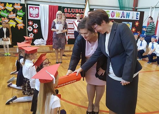 Grafika 1: Pierwszaki złożyły ślubowanie na sztandar szkoły