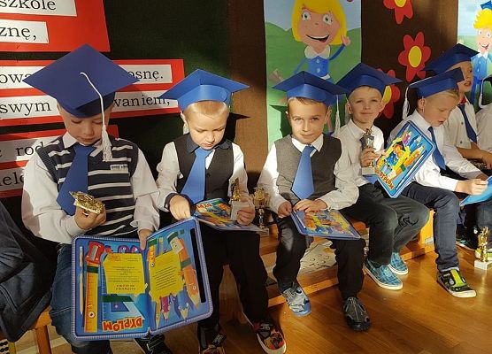 Grafika 6: Pierwszaki złożyły ślubowanie na sztandar szkoły