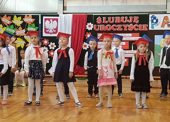 Grafika 7: Pierwszaki złożyły ślubowanie na sztandar szkoły