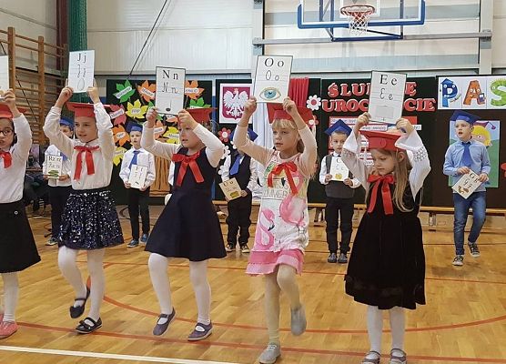 Grafika 8: Pierwszaki złożyły ślubowanie na sztandar szkoły