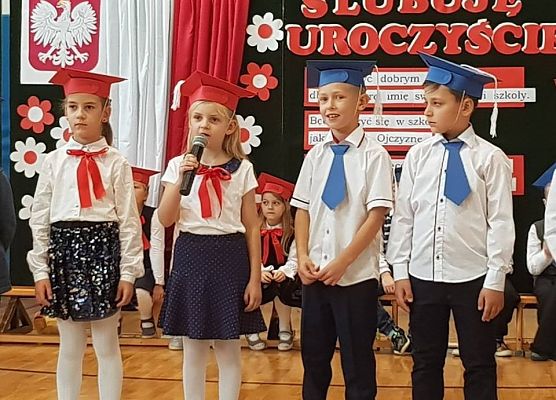 Grafika 9: Pierwszaki złożyły ślubowanie na sztandar szkoły