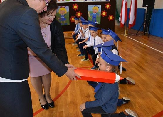 Grafika 13: Pierwszaki złożyły ślubowanie na sztandar szkoły