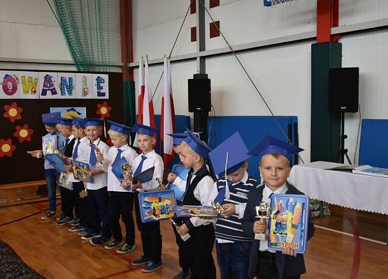 Grafika 11: Pierwszaki złożyły ślubowanie na sztandar szkoły