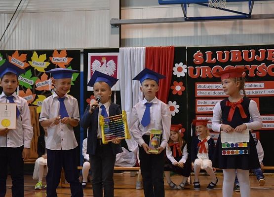 Grafika 10: Pierwszaki złożyły ślubowanie na sztandar szkoły