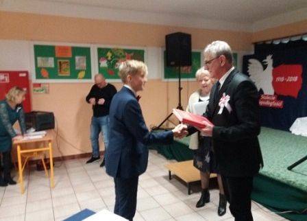 Grafika 4: Ojczyzna - zwykłe słowo, a tyle znaczy