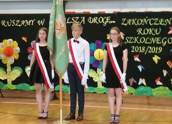 Grafika 1: Pożegnanie absolwentów