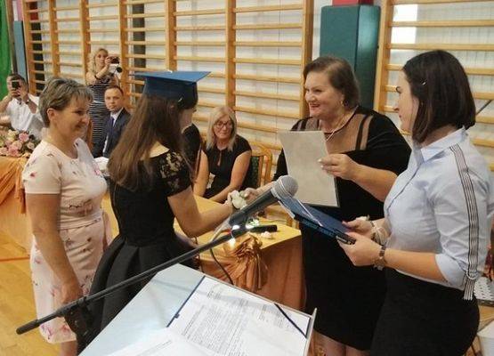 Grafika 2: Pożegnanie absolwentów