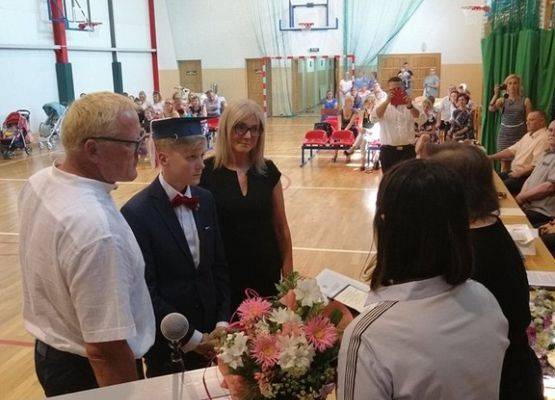 Grafika 3: Pożegnanie absolwentów