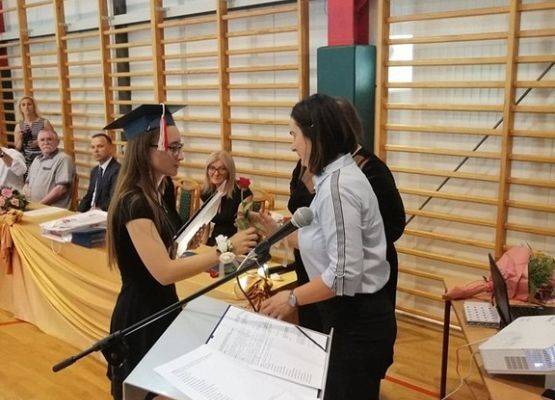 Grafika 4: Pożegnanie absolwentów