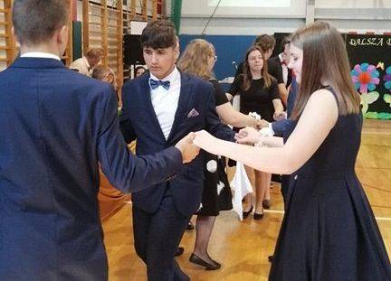 Grafika 6: Pożegnanie absolwentów