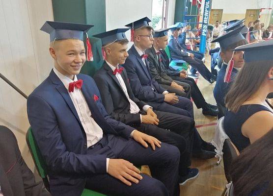 Grafika 8: Pożegnanie absolwentów