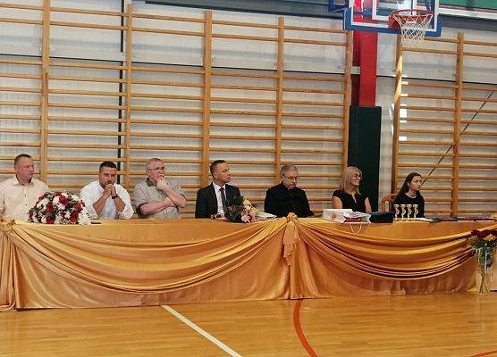 Grafika 9: Pożegnanie absolwentów