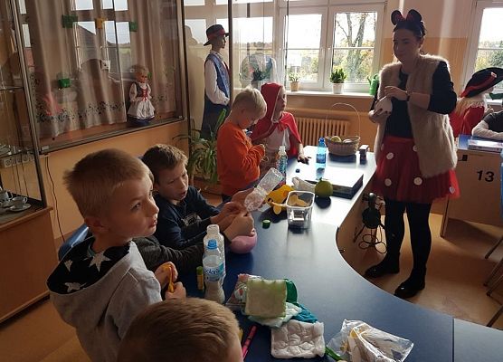 Grafika 9: Dzień Postaci z Bajek