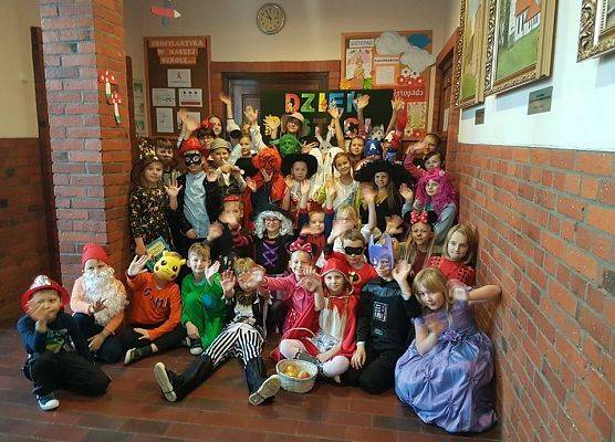 Grafika 8: Dzień Postaci z Bajek