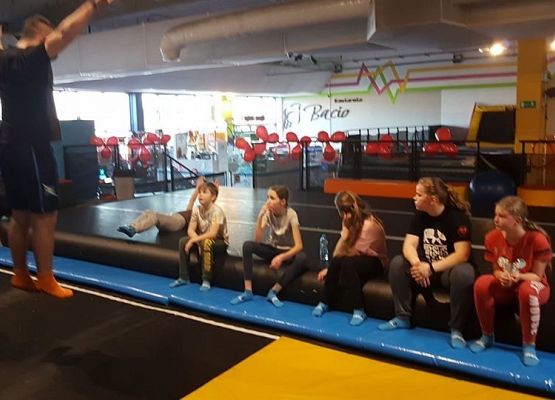 Grafika 2: W parku trampolin i nie tylko 