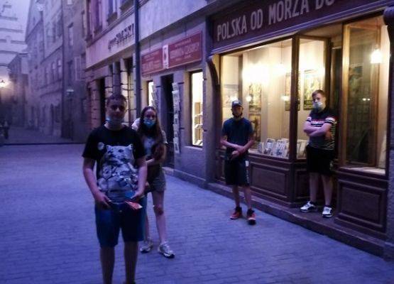 Grafika 2: Ósmoklasiści na wycieczce w Gdańsku