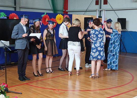 Grafika 10: Pożegnanie absolwentów