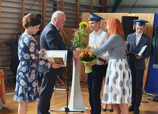 Grafika 7: Pożegnanie absolwentów