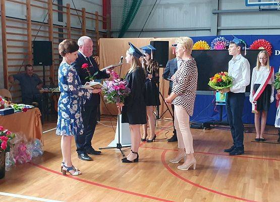 Grafika 8: Pożegnanie absolwentów