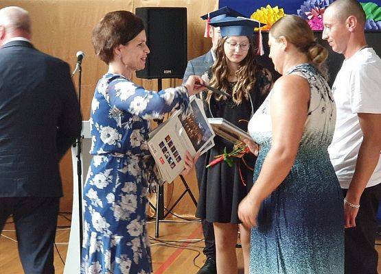 Grafika 6: Pożegnanie absolwentów