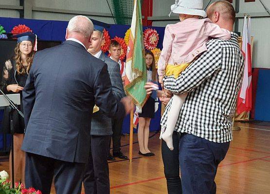 Grafika 5: Pożegnanie absolwentów